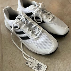MEN COMFORTABLE TENNIS SHOES AND NIKE SOCKS INCLUDED